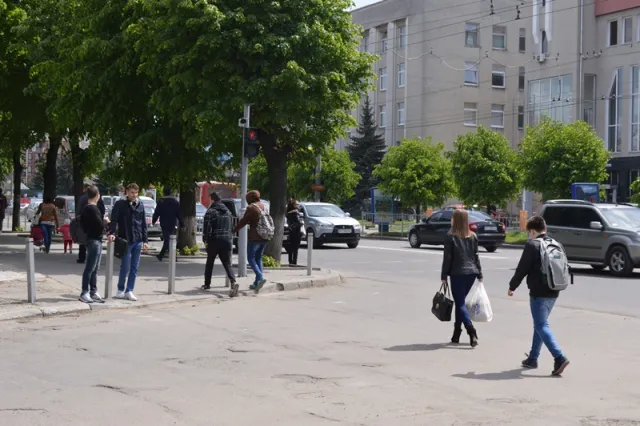 Полиция учила франковцев правильно переходить проблемный перекресток Независимости - М. Подгорянки. За время работы 300 протоколов — фото 1