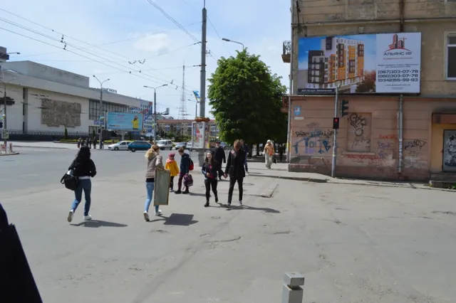 Полиция учила франковцев правильно переходить проблемный перекресток Независимости - М. Подгорянки. За время работы 300 протоколов — фото 2