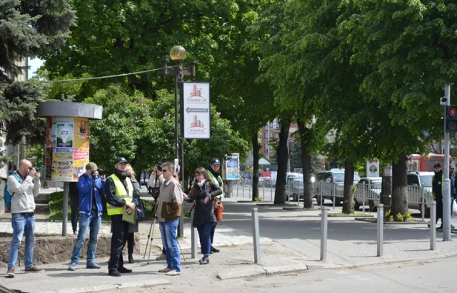 Полиция учила франковцев правильно переходить проблемный перекресток Независимости - М. Подгорянки. За время работы 300 протоколов — фото 3