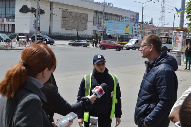 Полиция учила франковцев правильно переходить проблемный перекресток Независимости - М. Подгорянки. За время работы 300 протоколов — фото 5