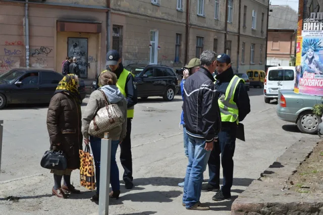 Полиция учила франковцев правильно переходить проблемный перекресток Независимости - М. Подгорянки. За время работы 300 протоколов — фото 7