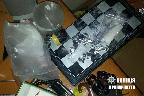 Интересные инциденты Франковска: пьяный мужчина, который остановил патрульных, чтобы те показали дорогу. А еще в франковца полиция нашла гранату, пистолет и наркотики — фото 2