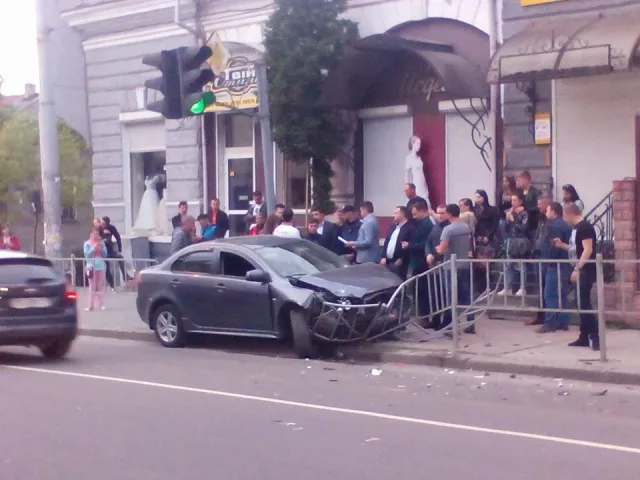 В Івано-Франківську один водій хотів припаркуватися та зніс огорожу, в іншого в машині знайшли амфетамін, субітекс і "траву" — фото 3
