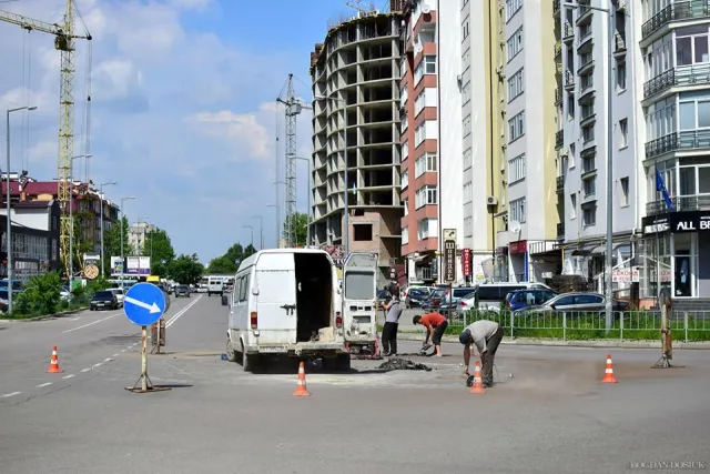 В Ивано-Франковске на опасном переходе коммунальщики обустраивают новое кольцо — фото 4