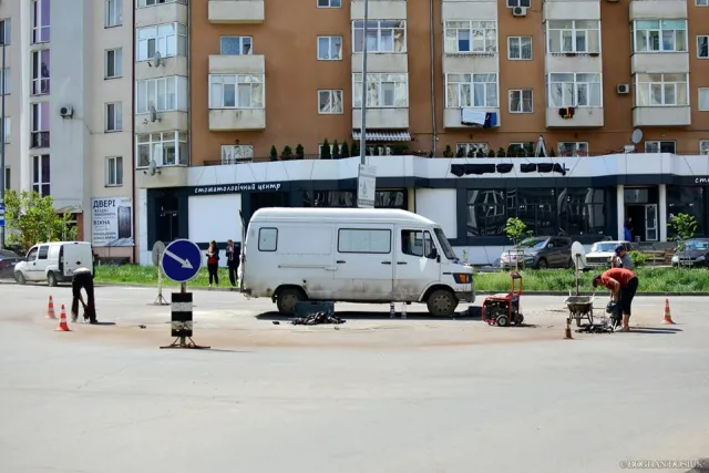 В Ивано-Франковске на опасном переходе коммунальщики обустраивают новое кольцо — фото 5