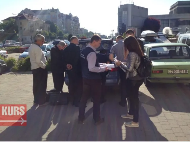 Не первый раз: в Франковске возле гостиницы "Надежда" при получении взятки задержали чиновника управления Гоструда в Ивано-Франковской области — фото 2