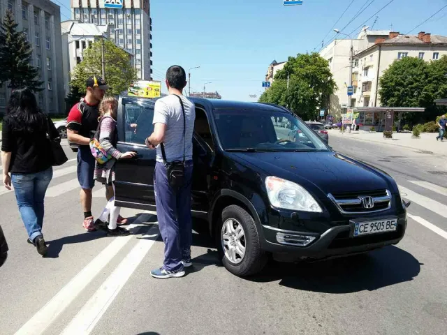 На улице Независимости автомобиль наехал на ребенка, мама просит откликнуться свидетелей аварии — фото 1