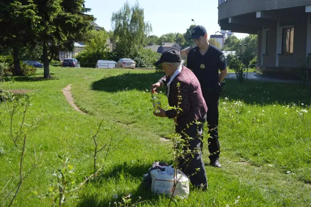 Франковчанка пыталась подкупить патрульного литрою разбавленного спирта, чтобы тот не составлял на нее протокол — фото 2