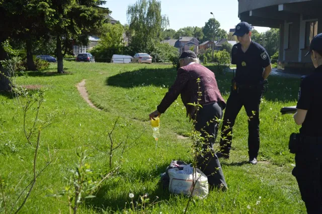 Франковчанка пыталась подкупить патрульного литрою разбавленного спирта, чтобы тот не составлял на нее протокол — фото 3