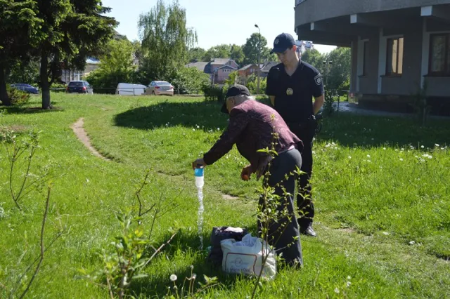 Франковчанка пыталась подкупить патрульного литрою разбавленного спирта, чтобы тот не составлял на нее протокол — фото 4