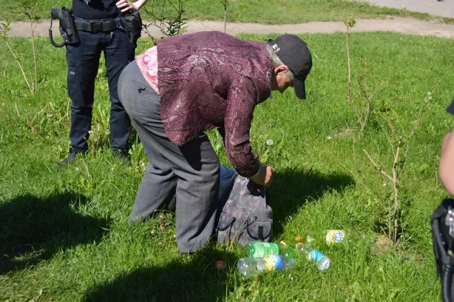Франковчанка пыталась подкупить патрульного литрою разбавленного спирта, чтобы тот не составлял на нее протокол — фото 5