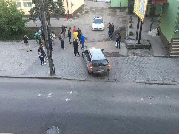 Мужчина в центре города разбил лобовое стекло машины и назвал себя супергероем — фото 1