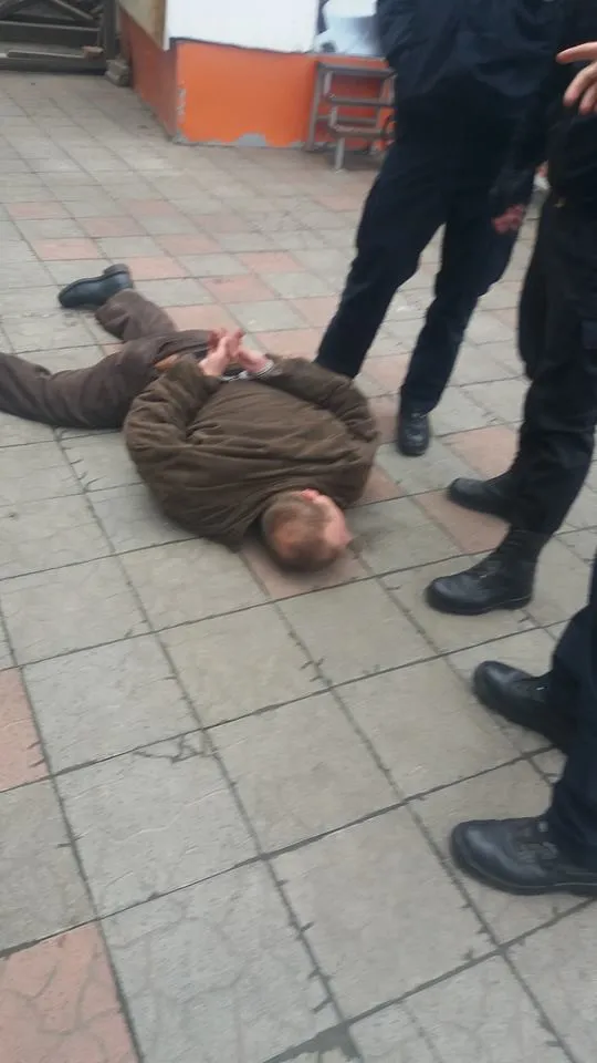 Человек, который на улице Привокзальной сорвал государственный флаг и вытер об него ноги, заплатит 850 гривен штрафа — фото 1