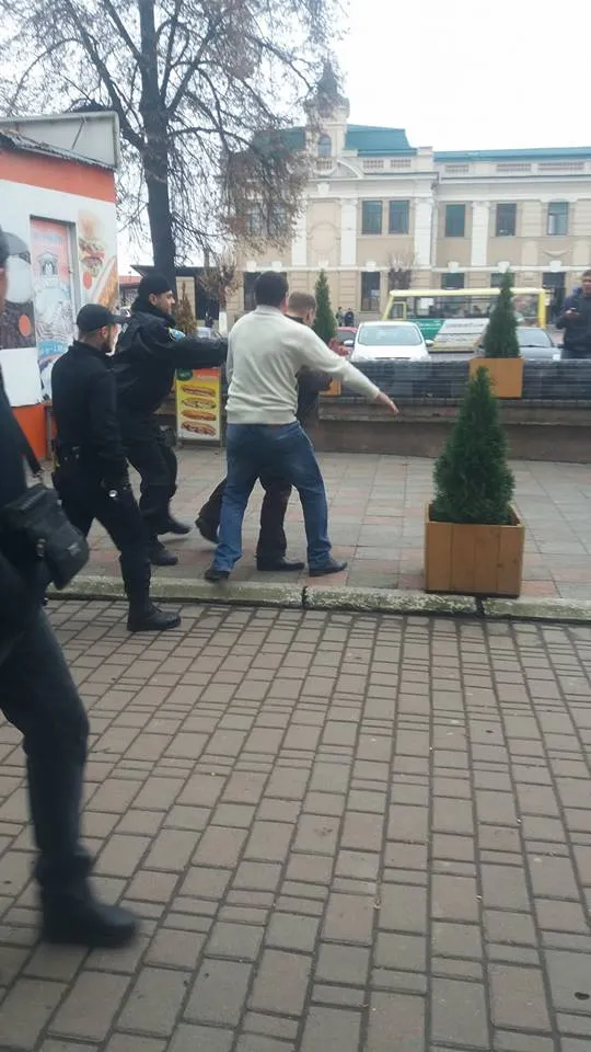 Человек, который на улице Привокзальной сорвал государственный флаг и вытер об него ноги, заплатит 850 гривен штрафа — фото 2
