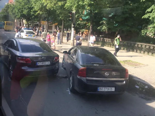 На улице Василиянок два водителя не поделили дорогу и подрались — фото 2