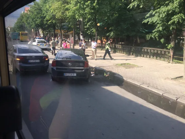 На улице Василиянок два водителя не поделили дорогу и подрались — фото 3