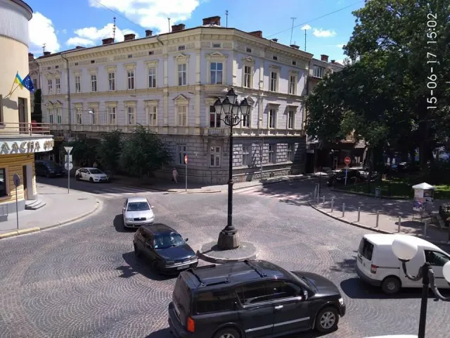 На улице Страченых обустроили новые повышение перед переходом, а на Независимости опоры освещения украсили вазонами с цветами — фото 1