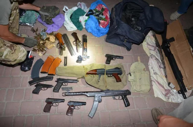 Службі СБУ вдалося затримати у Франківську кримінальне угрупування, в якого вилучили цілий арсенал зброї — фото 1