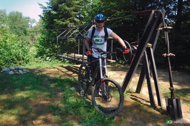 Домовини над прірвою: у Карпатах своєрідно вирішили проблему бездоріжжя — фото 1